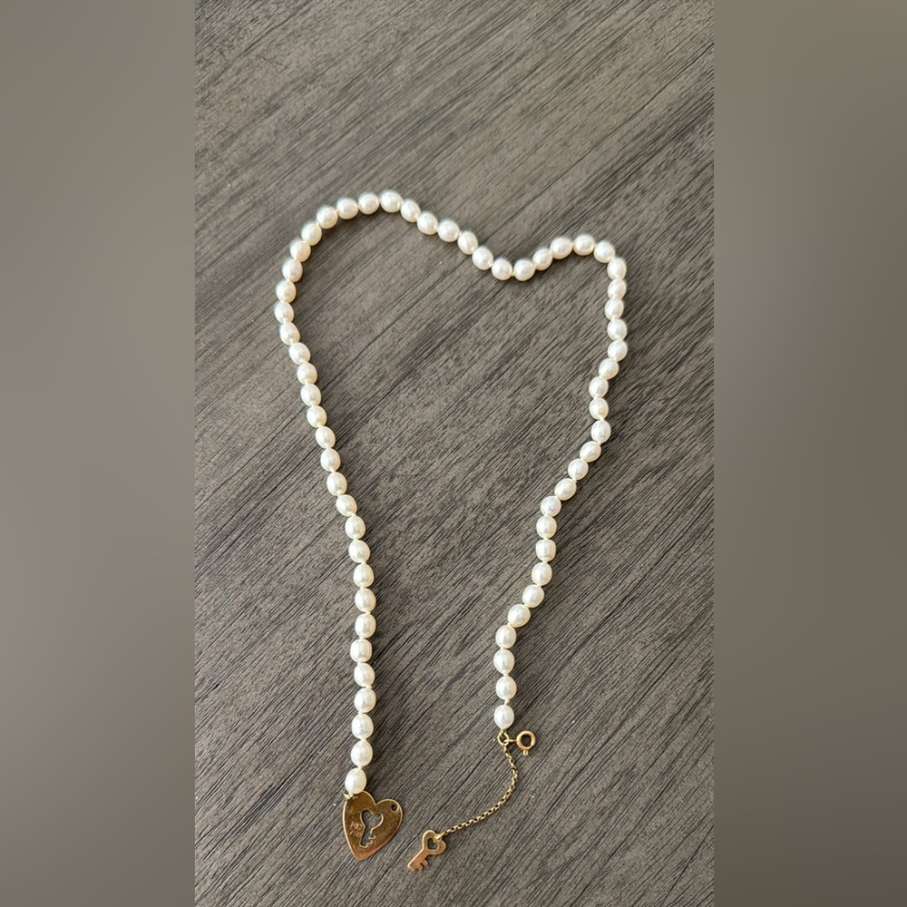 Elegant Pearl Necklace with 18k Gold Heart Pendant